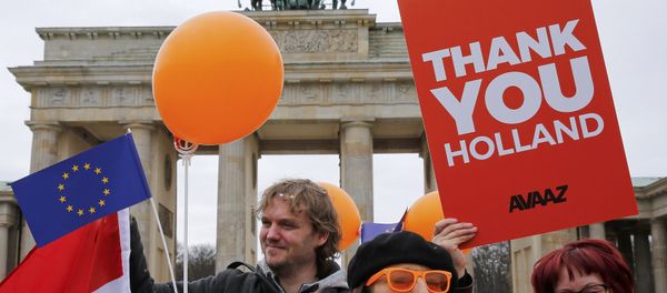 People hold placards to support the election results in the Netherlands during a demonstration in front of the Brandenburg Gate in Berlin, Germany, March 16, 2017. People hold placards to support the election results in the Netherlands during a demonstration in front of the Brandenburg Gate in Berlin, Germany, March 16, 2017. - Sputnik International