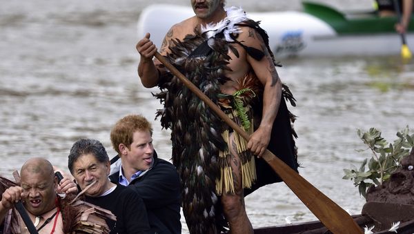 Britain's Prince Harry (2nd R) paddles in a waka (Maori war canoe) on the Whanganui river during a visit to Whanganui on May 14, 2015. Prince Harry arrived in New Zealand on May 9 for a week-long visit. - Sputnik International