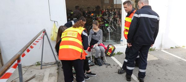 Firefighters give assistance to people near the Tocqueville high school in the southern French town of Grasse, on March 16, 2017 following a shooting that left eight people injured - Sputnik International
