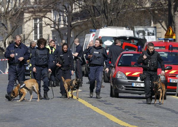 Police outside the International Monetary Fund (IMF) offices where an envelope exploded in Paris, France, March 16, 2017 - Sputnik International