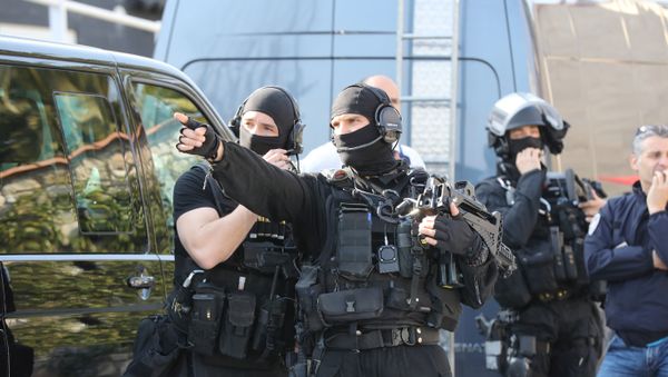 A member of the RAID (Search, Assistance, Intervention, Deterrence) French police unit gestures near the Tocqueville high school in the southern French town of Grasse, on March 16, 2017 following a shooting that left eight people injured - Sputnik International