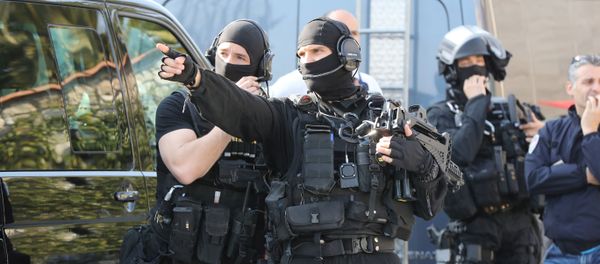 A member of the RAID (Search, Assistance, Intervention, Deterrence) French police unit gestures near the Tocqueville high school in the southern French town of Grasse, on March 16, 2017 following a shooting that left eight people injured - Sputnik International
