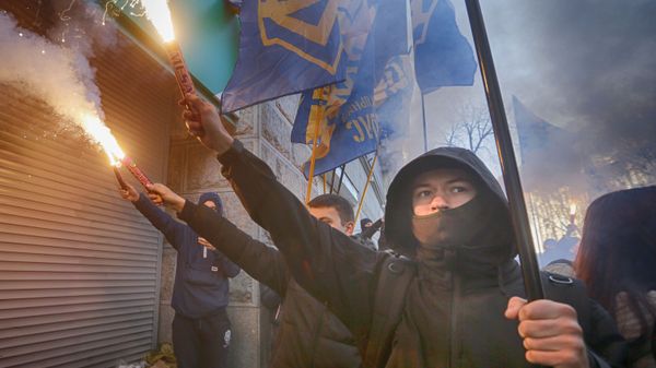 Члены украинской партии Национальный корпус у входа в центральное отделение дочернего отделения Сбербанка в Киеве - Sputnik International