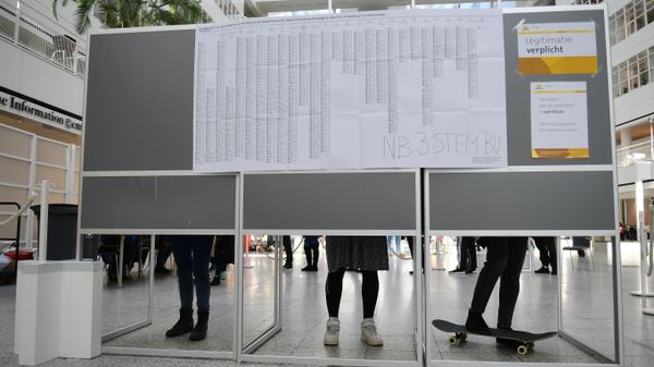 People prepare their ballots to vote in the Dutch general elections in The Hague on March 15, 2017 - Sputnik International
