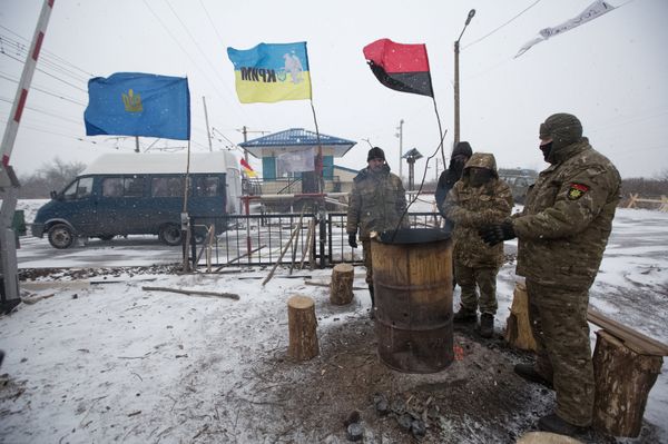 Activists warm themselves by a fire in a camp at Kryvyi Torets station as they take part in a rail blockade that has halted coal supplies in the village of Shcherbivka in the Donetsk Region, 14 February 2017. Activists warm themselves by a fire in a camp at Kryvyi Torets station as they take part in a rail blockade that has halted coal supplies in the village of Shcherbivka in the Donetsk Region, 14 February 2017. - Sputnik International