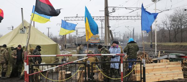 Ukrainian nationalist protesters and military veterans take part in a blockade against ongoing trade with Russian-backed insurgents, on February 23, 2017, in Kryvyi Torets railway station, Donetsk region - Sputnik International