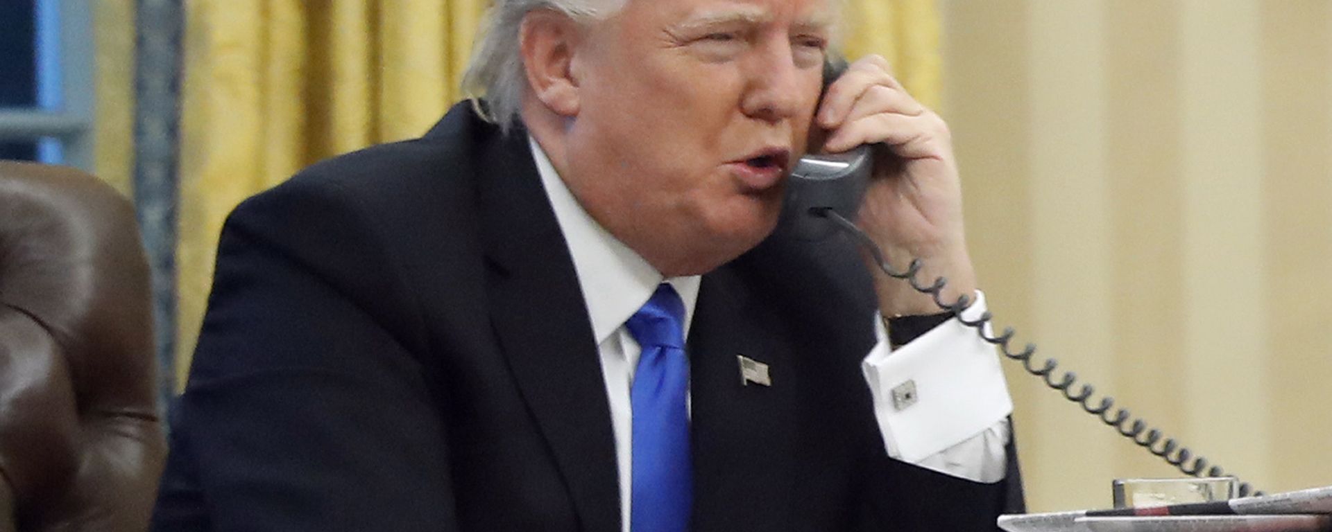 US President Donald Trump speaks on the phone US President Donald Trump speaks on the phone - Sputnik International, 1920, 13.02.2025