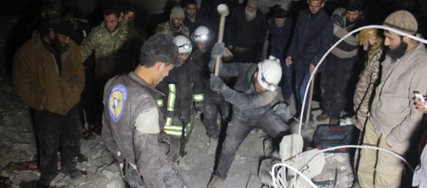 Syrian civil defence volunteers, known as the White Helmets, dig through the rubble of a mosque following a reported airstrike on a mosque in the village of Al-Jineh in Aleppo province late on March 16, 2017 - Sputnik International