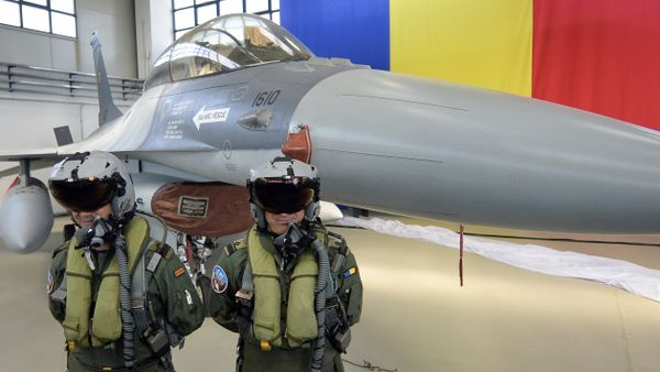 Romanian pilots stand next to a Romanian Air Force F16 fighter jet parked inside a hangar of the Air Base 86, in Borcea, southern Romania, Friday, Oct. 7, 2016. - Sputnik International