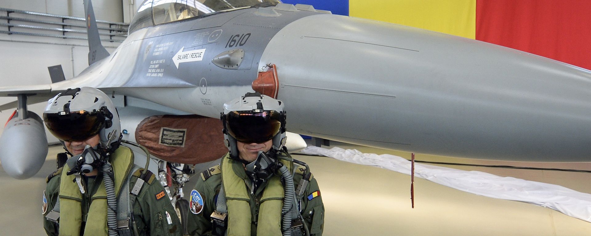 Romanian pilots stand next to a Romanian Air Force F16 fighter jet parked inside a hangar of the Air Base 86, in Borcea, southern Romania, Friday, Oct. 7, 2016. - Sputnik International, 1920, 07.07.2023