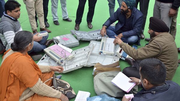 Election officials examine Electronic Voting Machines (EVM) on the eve of Punjab state elections at a distribution centre in Amritsar, India, Friday, Feb. 3, 2017 Election officials examine Electronic Voting Machines (EVM) on the eve of Punjab state elections at a distribution centre in Amritsar, India, Friday, Feb. 3, 2017 - Sputnik International