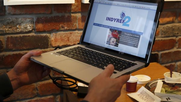 A man shows a computer screen with a website on a second independence referendum after Scotland's first minister Nicola Sturgeon announced she would seek a second referendum, in Edinburgh, Scotland March 13, 2017 A man shows a computer screen with a website on a second independence referendum after Scotland's first minister Nicola Sturgeon announced she would seek a second referendum, in Edinburgh, Scotland March 13, 2017 - Sputnik International