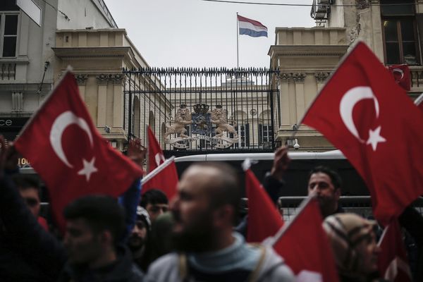 A group of Turks protest outside the Dutch consulate in Istanbul, Sunday, March 12, 2017 - Sputnik International