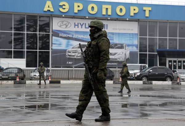 Unidentified armed men patrol outside of Simferopol airport, on February 28, 2014 - Sputnik International