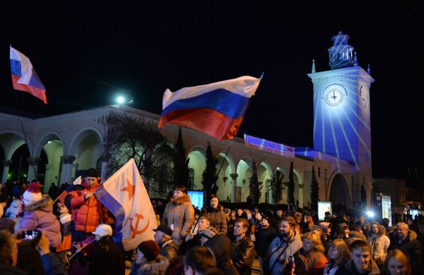 Crimean residents at the railway station in Simferopol marking a holiday as clocks are moved to Moscow time Crimean residents at the railway station in Simferopol marking a holiday as clocks are moved to Moscow time - Sputnik International