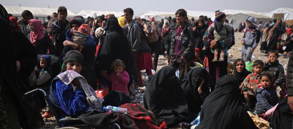Iraqi families displaced from the city of Mosul arrive at a camp in the Hamam al-Alil area south of the embattled city on March 11, 2017, during the ongoing government forces offensive to retake the area from Islamic State (IS) group fighters - Sputnik International