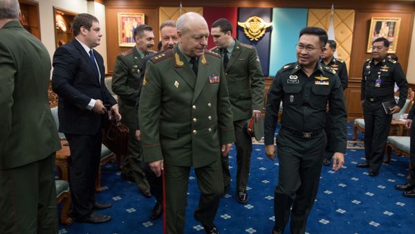 The Commander-in-Chief of the Land Forces of Russia, Colonel General Oleg Salyukov (CL) and Thai General and the Chief of the Thai Armed Forces Surapong Suwana-adth (2nd R) walk together at the end of an official meeting at the Royal Thai Armed Forces Headquarters in Bangkok on March 15, 2017 - Sputnik International