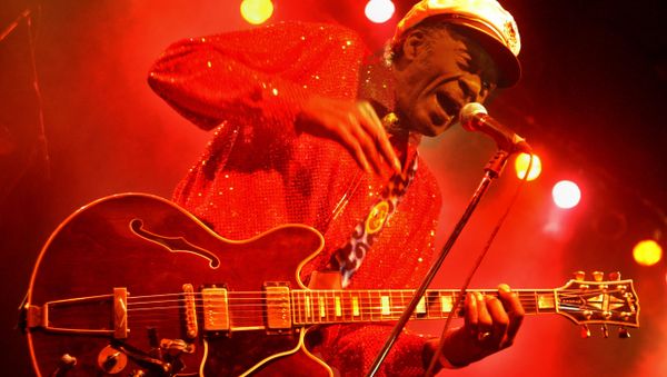 Celebrated American singer and guitarist Chuck Berry, 80, performs on stage at Lucerna Palace during his concert in Prague 16 January 2005 Celebrated American singer and guitarist Chuck Berry, 80, performs on stage at Lucerna Palace during his concert in Prague 16 January 2005 - Sputnik International