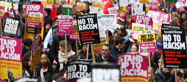 Protestors take part in a demonstration against racism in London, Britain, March 18, 2017 - Sputnik International