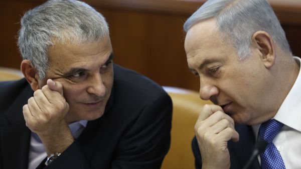 Israeli Prime Minister Benjamin Netanyahu (R) talks to Moshe Kahlon, Israel's Finance Minister, during the weekly cabinet meeting in Jerusalem, on January 31, 2016 - Sputnik International
