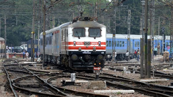 The passenger train sets off during the trial run of a 'semi-bullet train' between New Delhi and Agra from New Delhi railway station in New Delhi on July 3, 2014 - Sputnik International