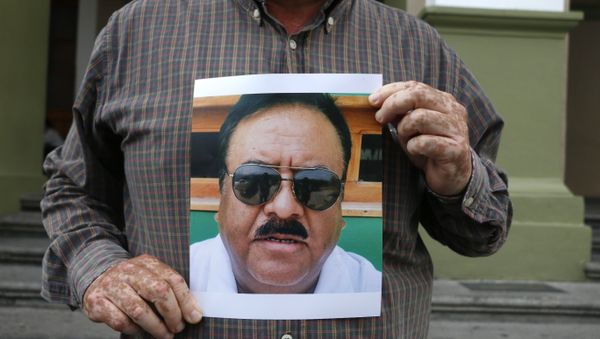 A Mexican journalist holds a picture of Ricardo Monlui during a protest in Cordoba, Veracruz state, Mexico, on March 19, 2017. - Sputnik International
