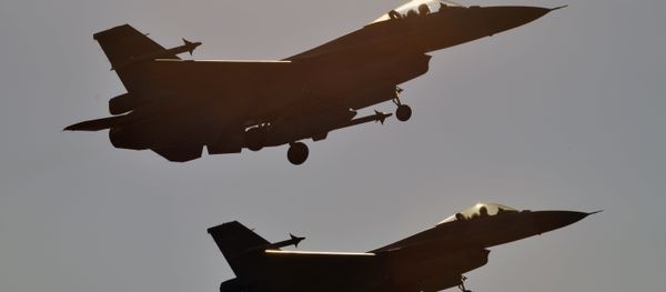 Two US-made F-16 fighters take off from the Chiayi air force base in southern Taiwan during a demonstration on January 26, 2016 - Sputnik International