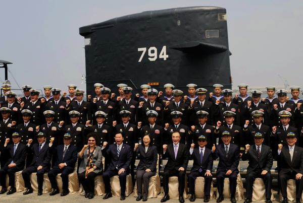 Taiwan President Tsai Ing-wen (C front row) poses for photos with navy servicemen in front of a Duch-made Sea Tiger submarine at the Tsoying navy base in Kaohsiung, southern Taiwan on March 21, 2017. - Sputnik International