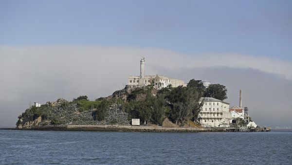Fog lingers behind Alcatraz Island in San Francisco. (File) - Sputnik International