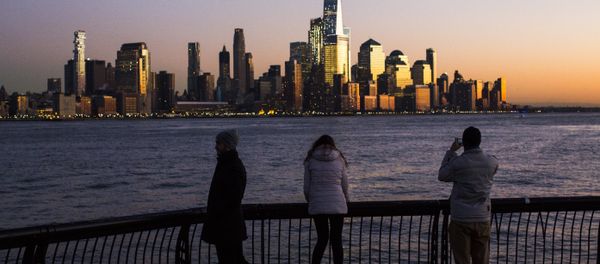 People in Hoboken, New Jersey view lower Manhattan and One World Trade Center in New York City during sunset - Sputnik International
