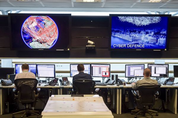 People sit at computers in the 24 hour Operations Room inside GCHQ, Cheltenham in Cheltenham, November 17, 2015. - Sputnik International