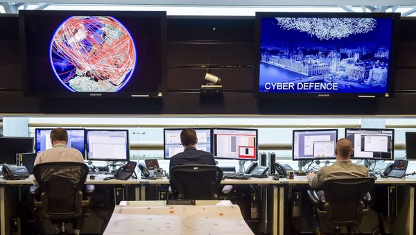 People sit at computers in the 24 hour Operations Room inside GCHQ, Cheltenham in Cheltenham, November 17, 2015. - Sputnik International