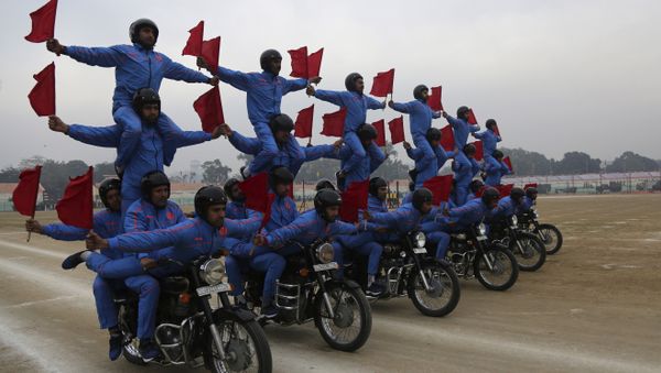 Indian policemen perform acrobatic skills on a motorcycle during rehearsals for the Republic Day parade in Jammu, India, Tuesday, Jan. 24, 2017. - Sputnik International