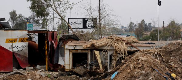 DAESH signs are pictured in Bad el Beid area during a battle between Iraqi forces and DAESH militants, in the city Mosul, Iraq March 18, 2017. - Sputnik International