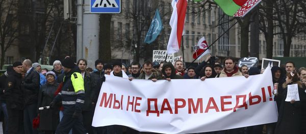 People hold a banner at a protest against increased tariffs for communal services and new taxes, including the tax for those who are not in full-time employment, in Minsk, Belarus March 15, 2017. The banner reads, We are not spongers! People hold a banner at a protest against increased tariffs for communal services and new taxes, including the tax for those who are not in full-time employment, in Minsk, Belarus March 15, 2017. The banner reads, We are not spongers! - Sputnik International