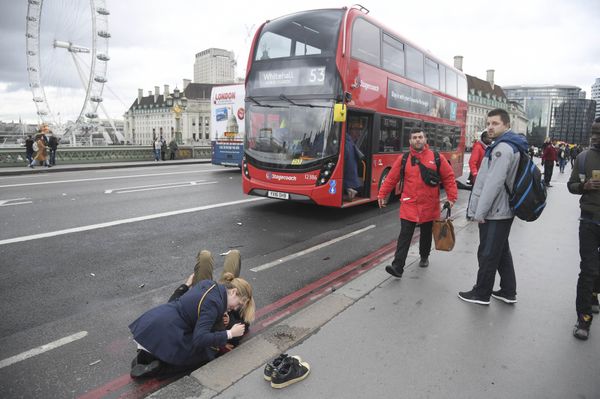 A woman assist an injured person after an incident on Westminster Bridge in London A woman assist an injured person after an incident on Westminster Bridge in London - Sputnik International