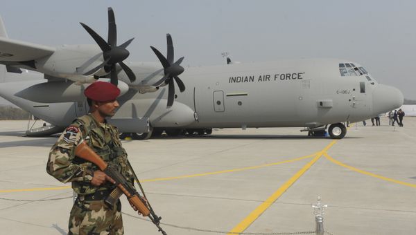 An Indian soldier stands guard in front of the first of the six C-130J Super Hercules, a US military aircraft manufactured by Lockheed Martin. (File) - Sputnik International