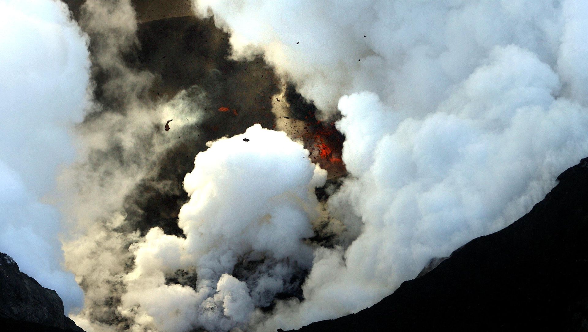 Activity is seen from the volcano in southern Iceland's Eyjafjallajokull glacier, Wednesday, April 21, 2010 Activity is seen from the volcano in southern Iceland's Eyjafjallajokull glacier, Wednesday, April 21, 2010 - Sputnik International, 1920, 08.03.2021