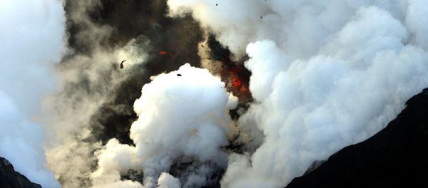 Activity is seen from the volcano in southern Iceland's Eyjafjallajokull glacier, Wednesday, April 21, 2010 Activity is seen from the volcano in southern Iceland's Eyjafjallajokull glacier, Wednesday, April 21, 2010 - Sputnik International