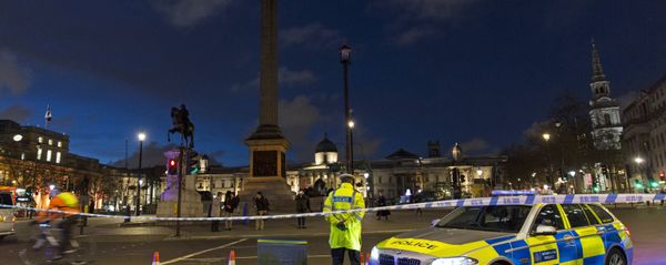 A British police officers stands on duty at a cordonned off road, leading towards Parliament Square, in central London on March 22, 2017, in the aftermath of a terror incident at Parliament. A British police officers stands on duty at a cordonned off road, leading towards Parliament Square, in central London on March 22, 2017, in the aftermath of a terror incident at Parliament. - Sputnik International