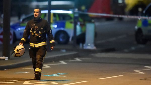 A fire officer works at the scene after an attack on Westminster Bridge in London, Britain, March 22, 2017. - Sputnik International