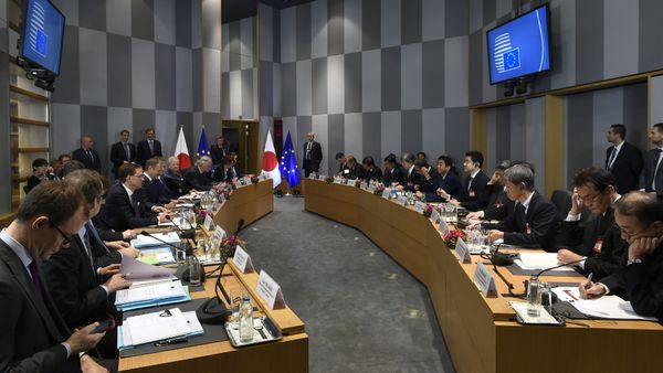 Officials sit as they attend an EU-Japan summit with EU Commission President, European Council and Japan's Prime Minister at the EU Headquarters in Brussels on March 21, 2017. - Sputnik International