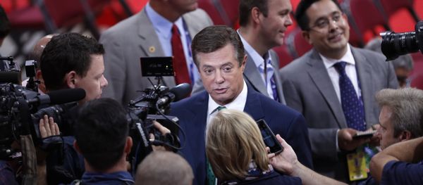 Trump Campaign Chairman Paul Manafort is surrounded by reporters on the floor of the Republican National Convention in Cleveland. (File) - Sputnik International
