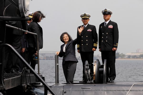 Taiwan President Tsai Ing-wen waves as she boards Hai Lung-class submarine (SS-794) during her visit to a navy base in Kaohsiung, Taiwan March 21, 2017. Taiwan President Tsai Ing-wen waves as she boards Hai Lung-class submarine (SS-794) during her visit to a navy base in Kaohsiung, Taiwan March 21, 2017. - Sputnik International
