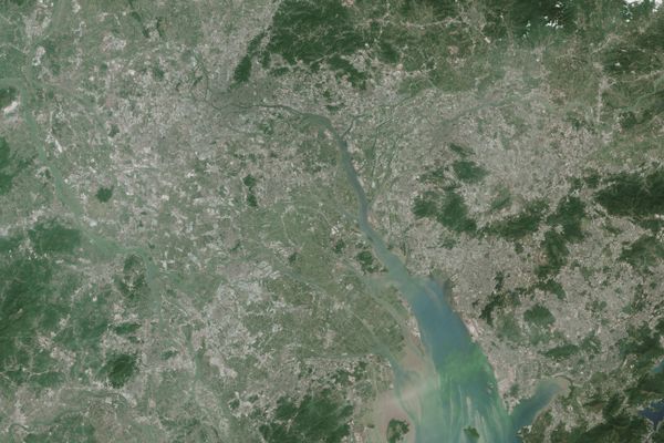 China’s Pearl River Delta with a large blue streak of pollution running through it. China’s Pearl River Delta with a large blue streak of pollution running through it. - Sputnik International