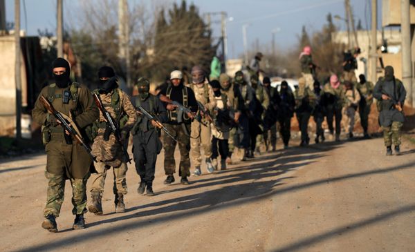 Fighters from the Ahrar al-Sharqiya rebel group walk with their weapons during a training near the northern Syrian town of al-Rai, Syria March 20, 2017 - Sputnik International