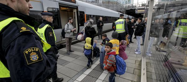 Policemen and a group of migrants stand on the platform at the Swedish end of the bridge between Sweden and Denmark in Malmo, Sweden, on November 12, 2015 Policemen and a group of migrants stand on the platform at the Swedish end of the bridge between Sweden and Denmark in Malmo, Sweden, on November 12, 2015 - Sputnik International
