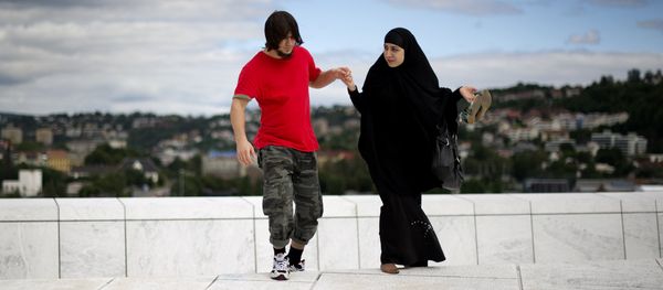 A man helps a woman up a step on the roof of the Opera house in Oslo on August 11 , 2011 - Sputnik International