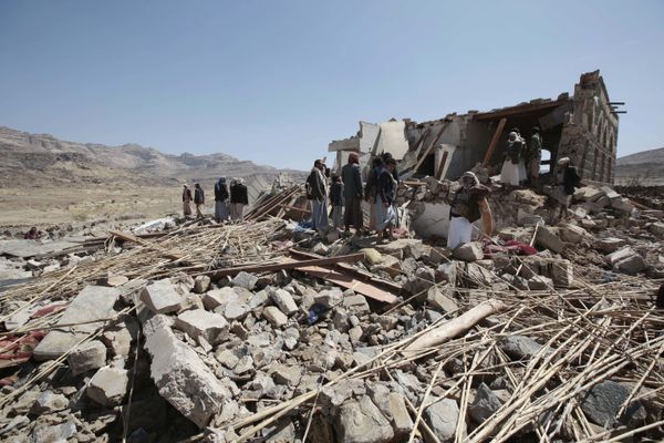 People inspect a house destroyed by a Saudi-led airstrike in the outskirts of Sanaa, Yemen, Thursday, Feb. 16, 2017 - Sputnik International