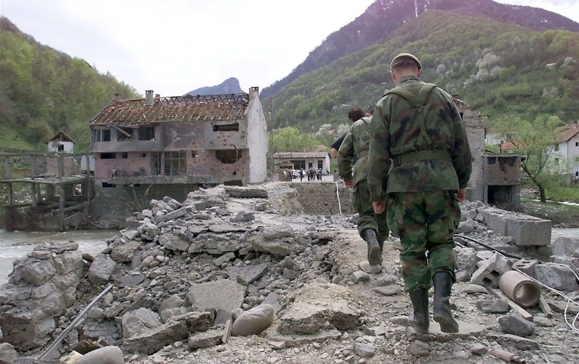 Yugoslav soldiers walk on Murino bridge alledgedly damaged by NATO air strikes, some 130 km from Podgorica, 02 May 1999 Yugoslav soldiers walk on Murino bridge alledgedly damaged by NATO air strikes, some 130 km from Podgorica, 02 May 1999 - Sputnik International, 1920, 22.11.2022